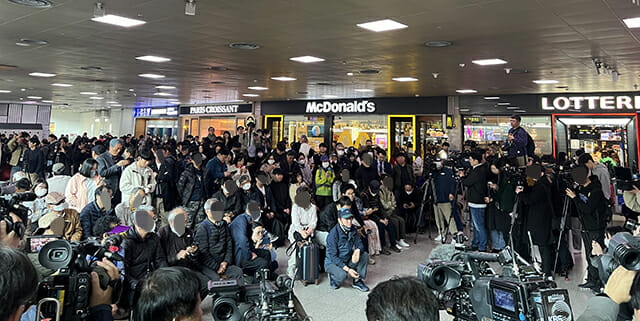 “윤석열이 파면됐다”…충격·안도·여운 감돈 서울역