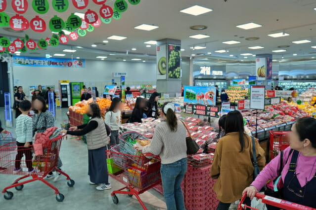 반값 한우·2천원대 연어…이마트·롯데마트, 최저가 경쟁 ‘활활’