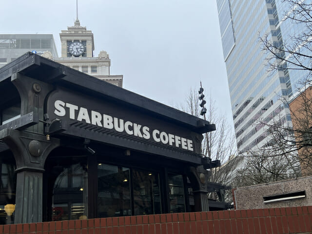 美 스타벅스, 바리스타 복장 규정 강화… 노조는 ‘발끈’