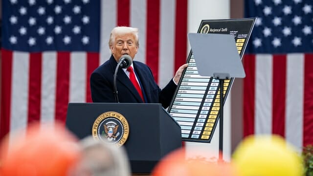 美 트럼프 “반도체 관세 다음 주 발표…아이폰도 곧”