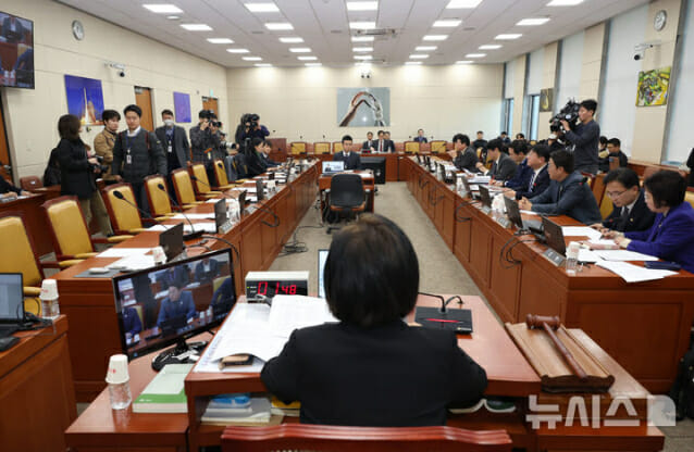 과방위, EBS 사장 선임·TV 수신료 두고 이진숙 위원장과 공방