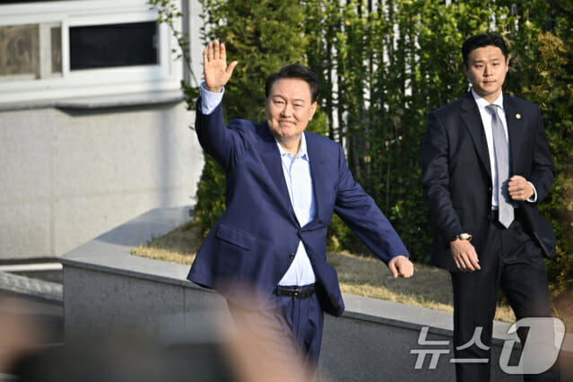 끝내 사과없는 尹, 탄핵 일주일만에 관저 퇴거