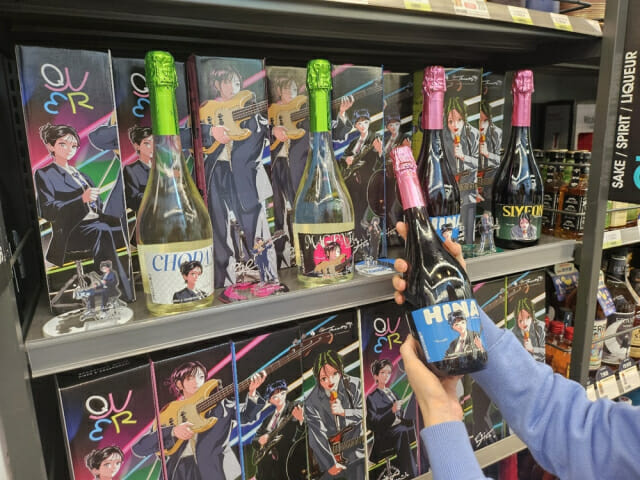 시연·히나 사인 모으자…CU, QWER 콜라보 와인 출시