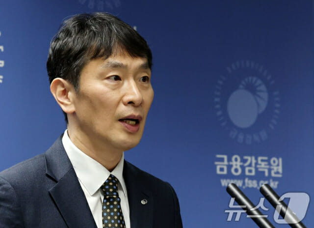 “상법개정안 직 걸겠다”던 이복현, 결국 사의표명