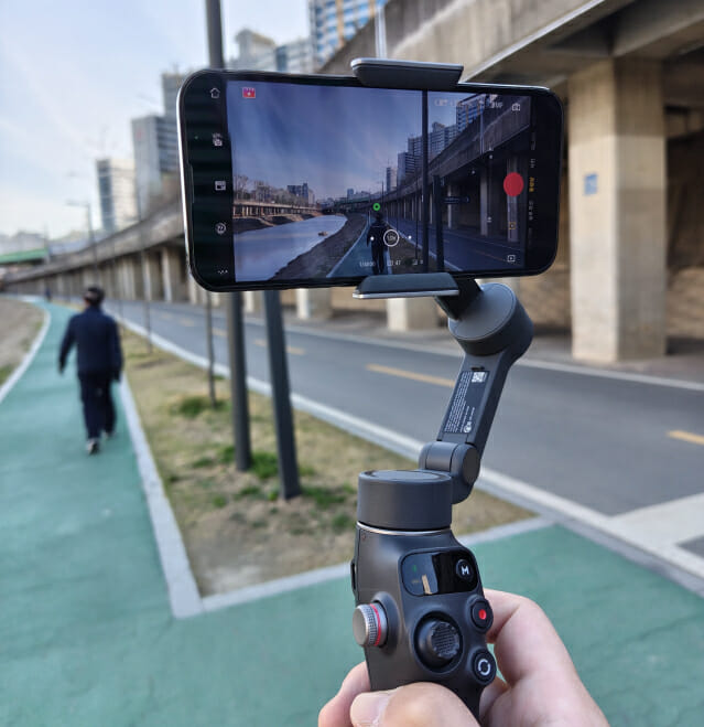 [써보고서] 폰카로 고품질 영상을…DJI 오즈모 모바일 7P