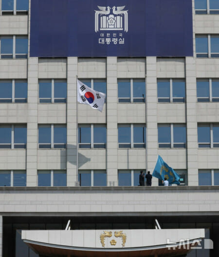 대통령실 실장·수석급 고위 참모진 전원 사의 표명