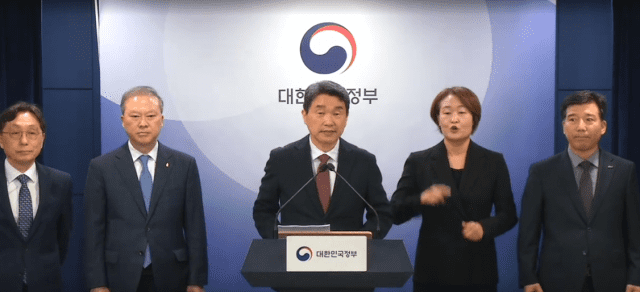 의대 모집인원 동결 교육부, 의사에 백기 투항 비판도