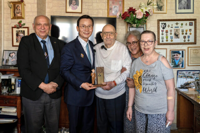LIG넥스원, 프랑스 참전용사 ‘세르주 아르샹보’ 감사 방문