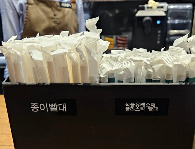 스타벅스, 7년만에 플라스틱 빨대 도입…”일부 매장서만”