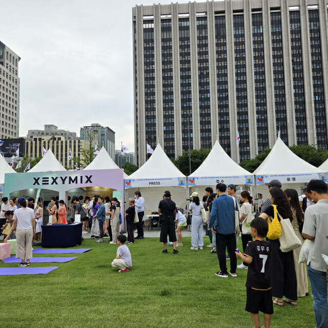 “광화문 달군 X”…세계요가의날 맞아 젝시믹스 부스 가보니