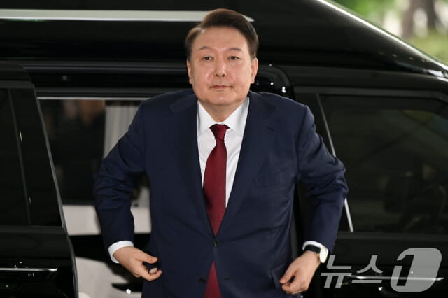 내란 특검, 윤석열 대면조사 시작…체포 방해, 비화폰 삭제 지시 대상