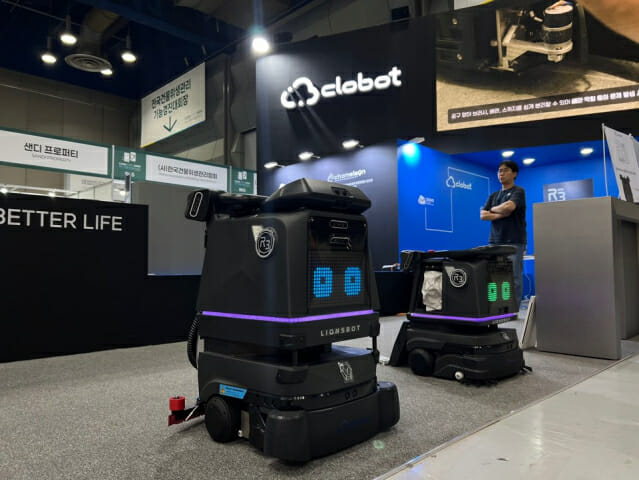 승강기 타고 층간이동…청소로봇 시장 본격화