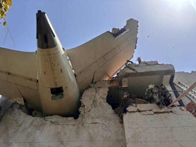 생존자 단 1명…”인도 여객기 추락 현장서 걸어 나왔다”