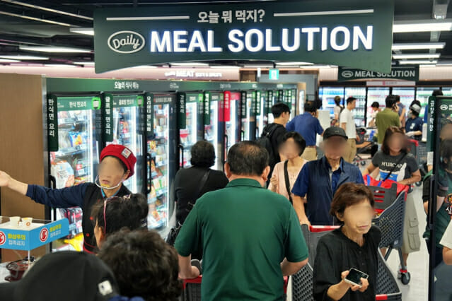 같은 날 문 연 이마트·롯데마트…콘셉트는 휴식 vs 식품