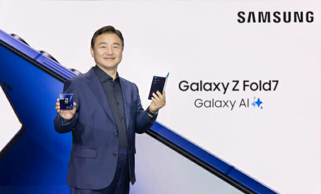 폴더블폰 새 기준 내놨다…”모바일 AI 대중화 선도”