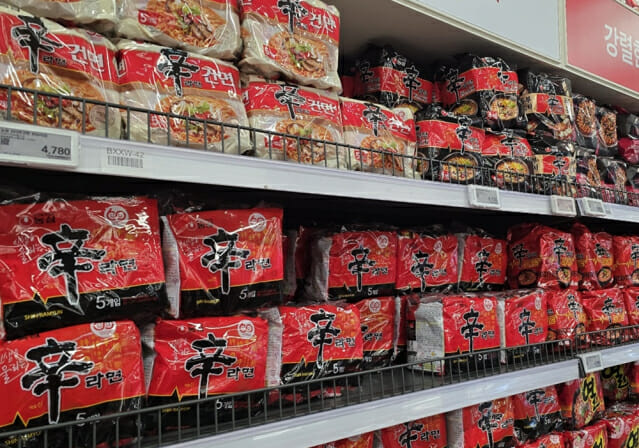 정부 요청에…유통업계, 라면·빵·커피 등 ‘최대 반값 할인’