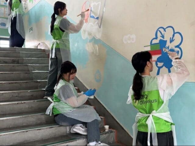 BBQ 올리버스, 구로초등학교 벽화 봉사…”밝은 학습 환경 위해 구슬땀”