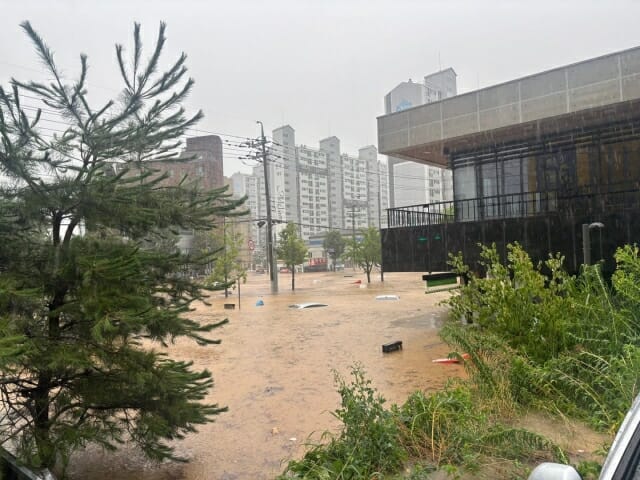 광주 스타벅스 매장 침수…”고객·직원 모두 안전 대피”