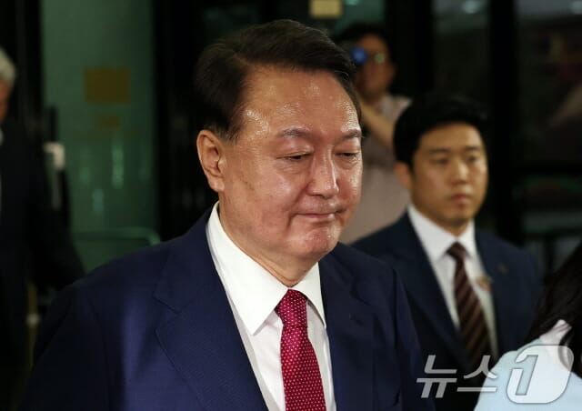 내란특검, 윤석열 구속영장 청구…직권남용 등 혐의