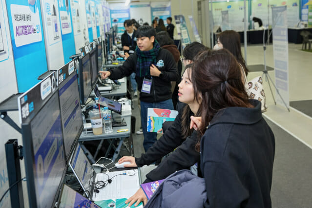 [AI는 지금] AI 디지털교과서, ‘교과서’ 지위 박탈…여야 입장차 속 업계 우려