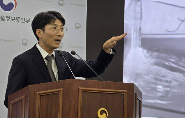 물위를 뛰는 0.23g짜리 ‘소금쟁이 초소형 로봇’ 세계 최초 개발…추진원리도 규명