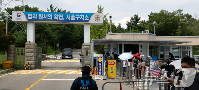 “尹, 속옷만 입고 드러누워 체포 거부”…특검, 물리력 행사 예고