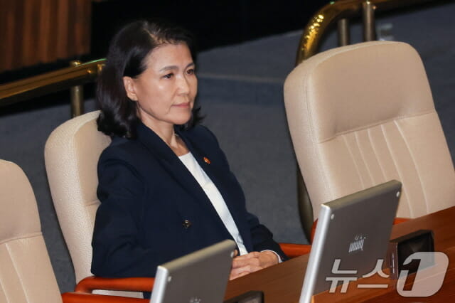 대통령실 “이진숙 방통위원장 직권면직 검토”