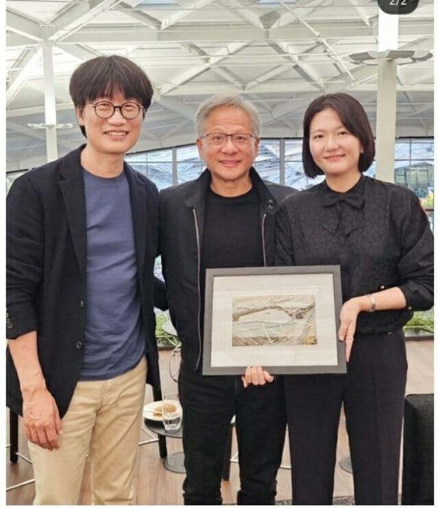 [유미’s 픽] 젠슨 황 만난 최수연, 네이버·정부 사업서 엔비디아 최신 GPU 확보 속도낼까