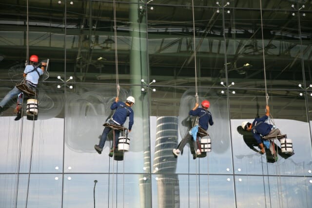 “유리 닦을 필요 없다”…中 연구진, 자가세척 유리 개발