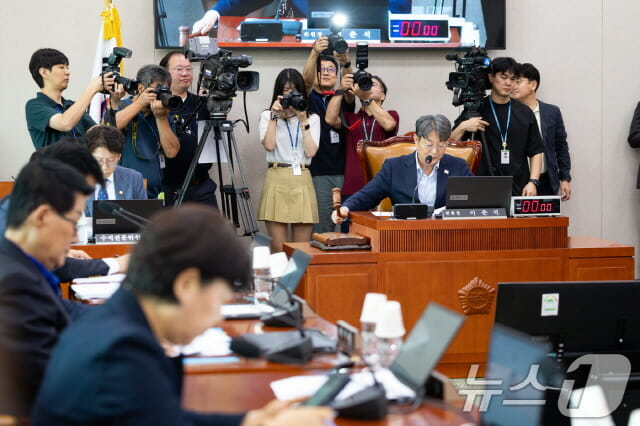 민주당 주도 ‘방송 3법’ 법사위 통과…국힘 반발