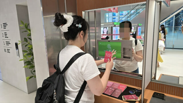 “겨쿨봄웜 헷갈리네”…GS25·올영 퍼스널컬러 진단기 써보니