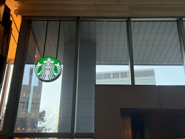 매출 부진 스타벅스, 비용 절감 위해 美 공장 주 5일만 가동