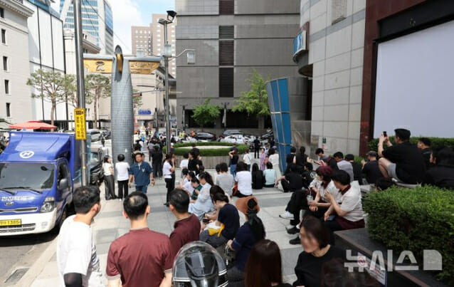 “폭발물 설치했다”…신세계백화점 명동점 이용객·직원 대피