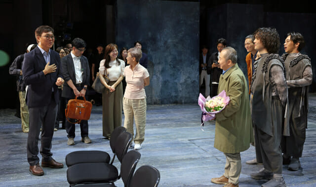 최휘영 문체부 장관, 국립극단 ‘삼매경’ 출연진 격려…현장 의견 청취