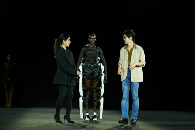 로봇 입고 런웨이…엔젤로보틱스 ‘한나신 패션쇼’ 협업 무대