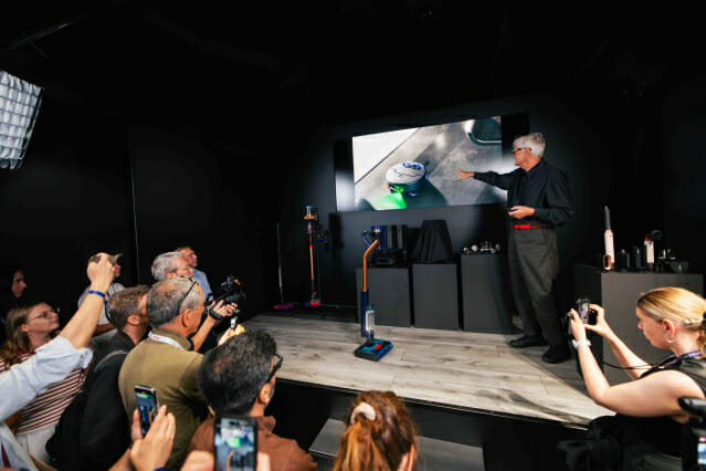 얼룩 사라질 때까지…다이슨 ‘AI 로봇청소기’ 등장