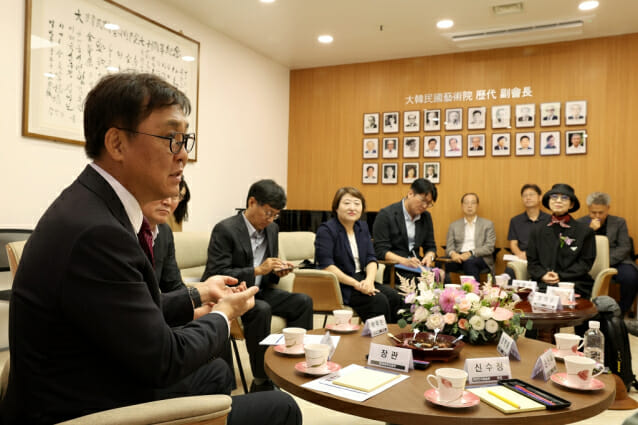 최휘영 문체부 장관 “예술인 복지안전망 강화해 자유로운 창작 환경 조성”