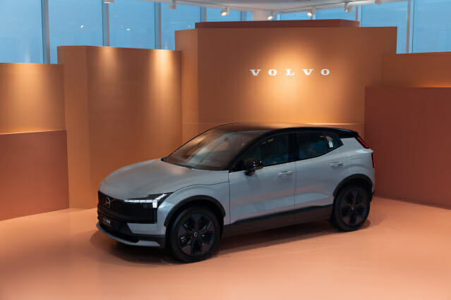 볼보 첫 전기 크로스컨트리 ‘EX30 CC’ 출시…428마력·5516만원