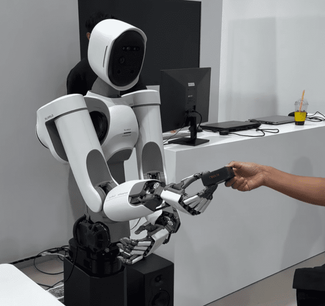 휴머노이드 알렉스, 데뷔 무대 섰다