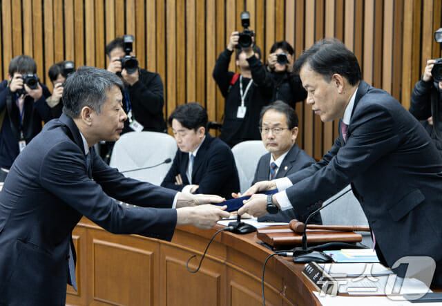 정무위, 국감 증인에 홈플·쿠팡·명륜당·더스윙 등 부른다