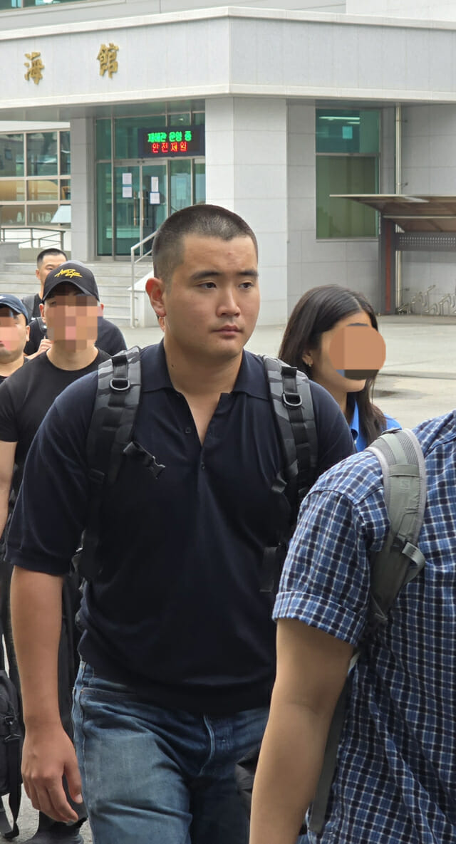 짧은 머리에 가방 메고…삼성 이재용 회장 장남 지호씨, 해군 장교로 입대