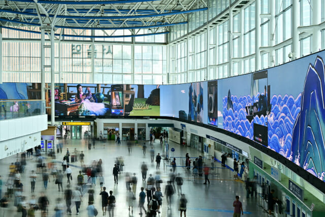 서울역에 초대형 삼성 갤럭시 폴더블 옥외광고 등장