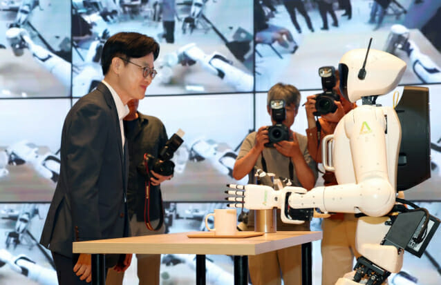 AI·로봇 규제 개선 ‘가속페달’…김정관 장관, 현장서 지원 약속