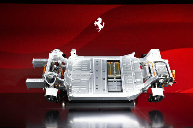 ‘슈퍼카 혁신’ 페라리, 12기통 대신 전기모터 선택한 이유