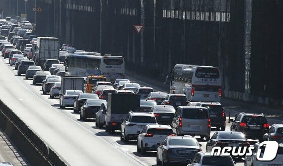 추석 귀성길 또 ‘정체 악몽’ 예고…지난해 50시간 밀린 서해안선 구간 어디