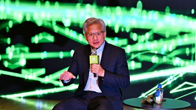 젠슨 황의 조언 “AI 인프라 조성 AI 공장부터 먼저 지어라”