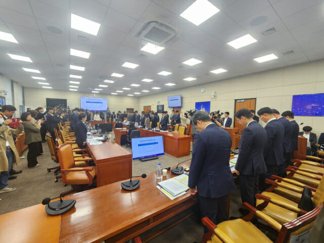 국회 국정감사 중에도 이태원 참사 희생자 추모