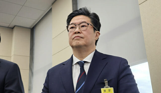 김병주 MBK 회장, 국감서 사과…홈플 책임은 “소관 아냐” 회피