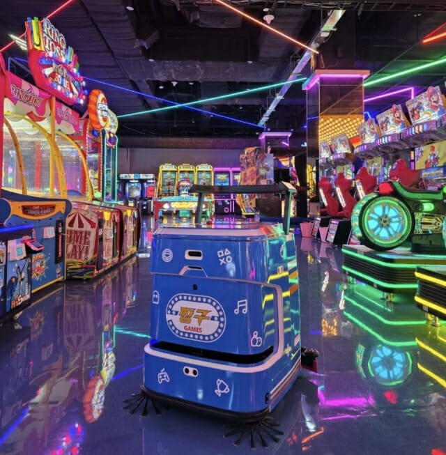 오락실에 로봇이 나타났다…AI 청소로봇 ‘휠리’ 활약