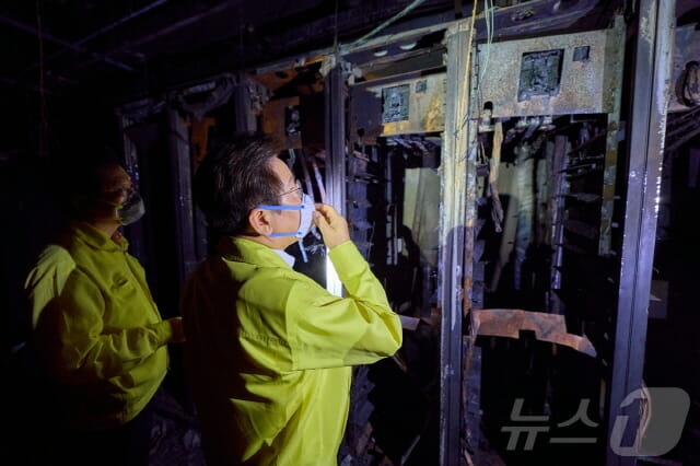 李대통령, 국정자원 화재피해 현장 찾아가